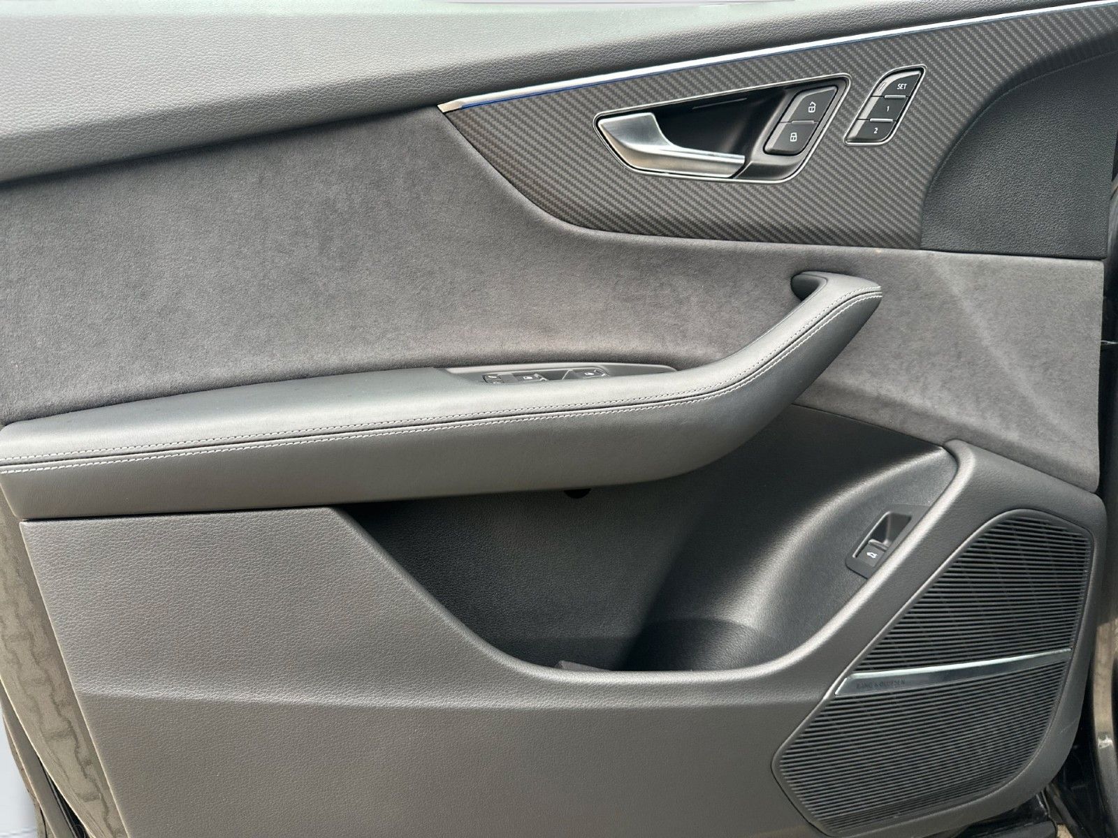 Audi RSQ8 quattro Dynamik+/305km/h/B&O/Massage