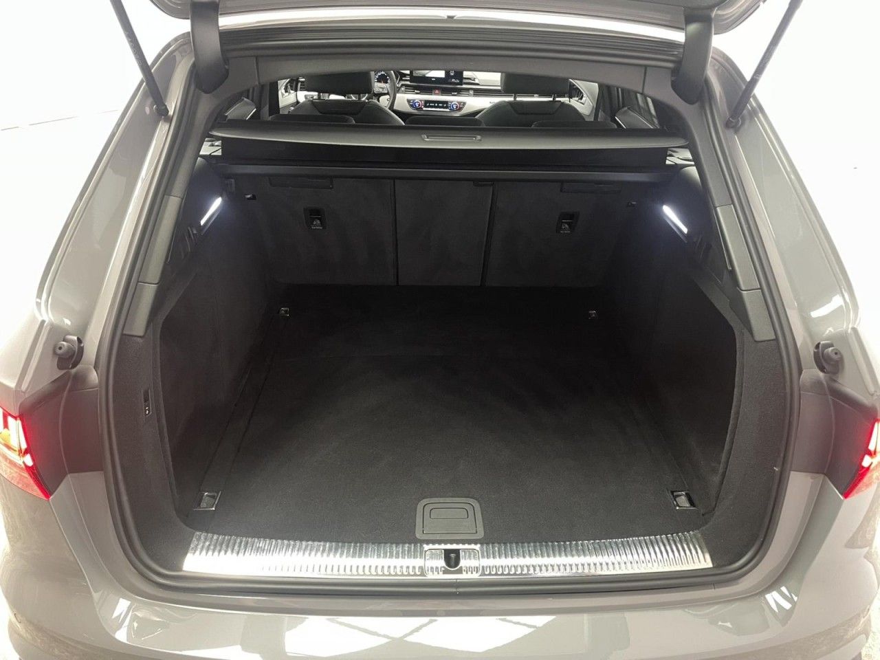 Audi A4 Avant 45 TFSI quattro S-line - Samsaru's Car Outlet