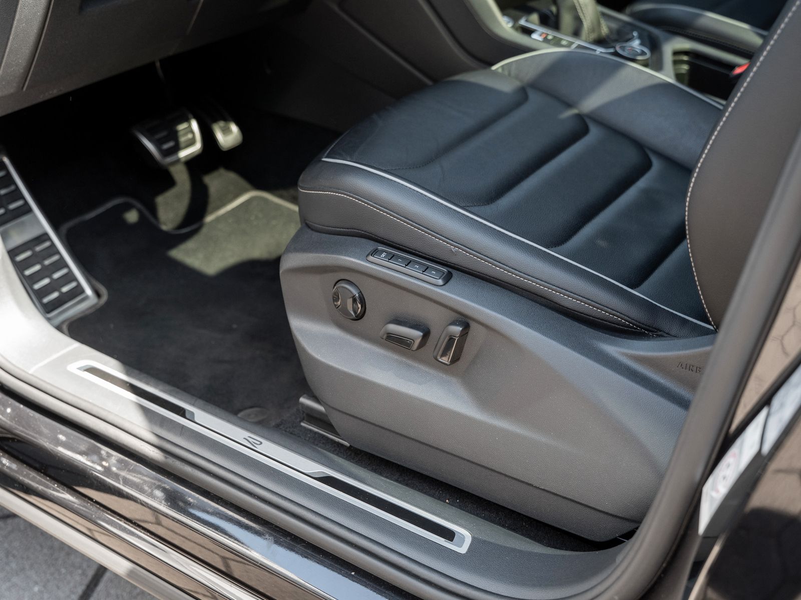 Volkswagen Tiguan R-Line 2.0 TSI - Samsaru's Car Outlet