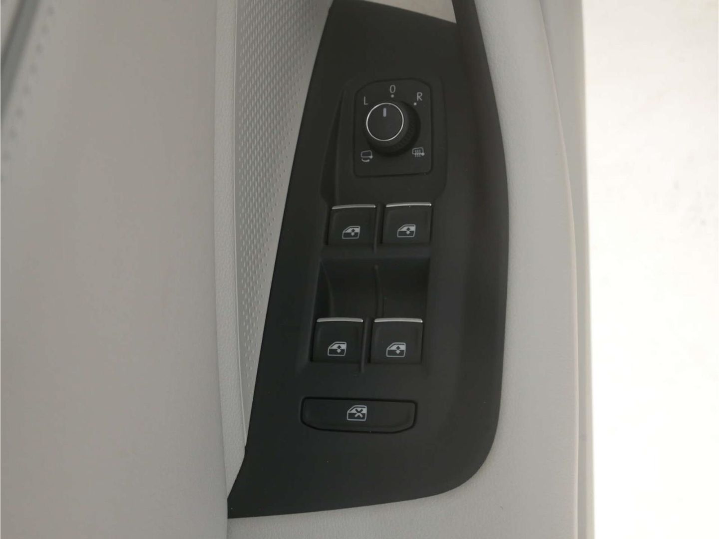 Volkswagen Passat 1.5 eHybrid Elegance DSG AHK/Leder/Matrix