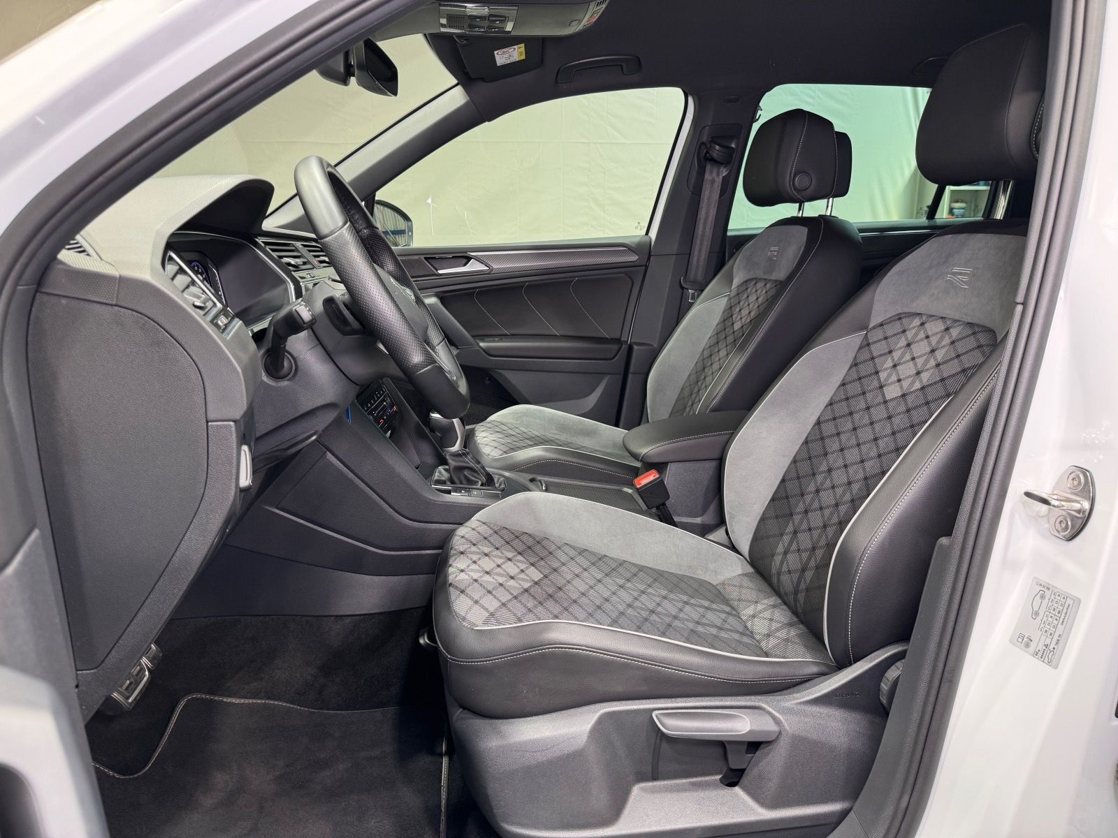 Volkswagen Tiguan R-Line 2.0 TDI DSG - Samsaru's Car Outlet