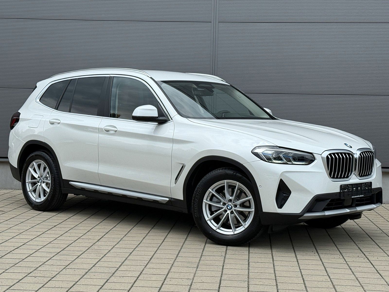 BMW X3 xDrive 20i Laser - Samsaru's Car Outlet
