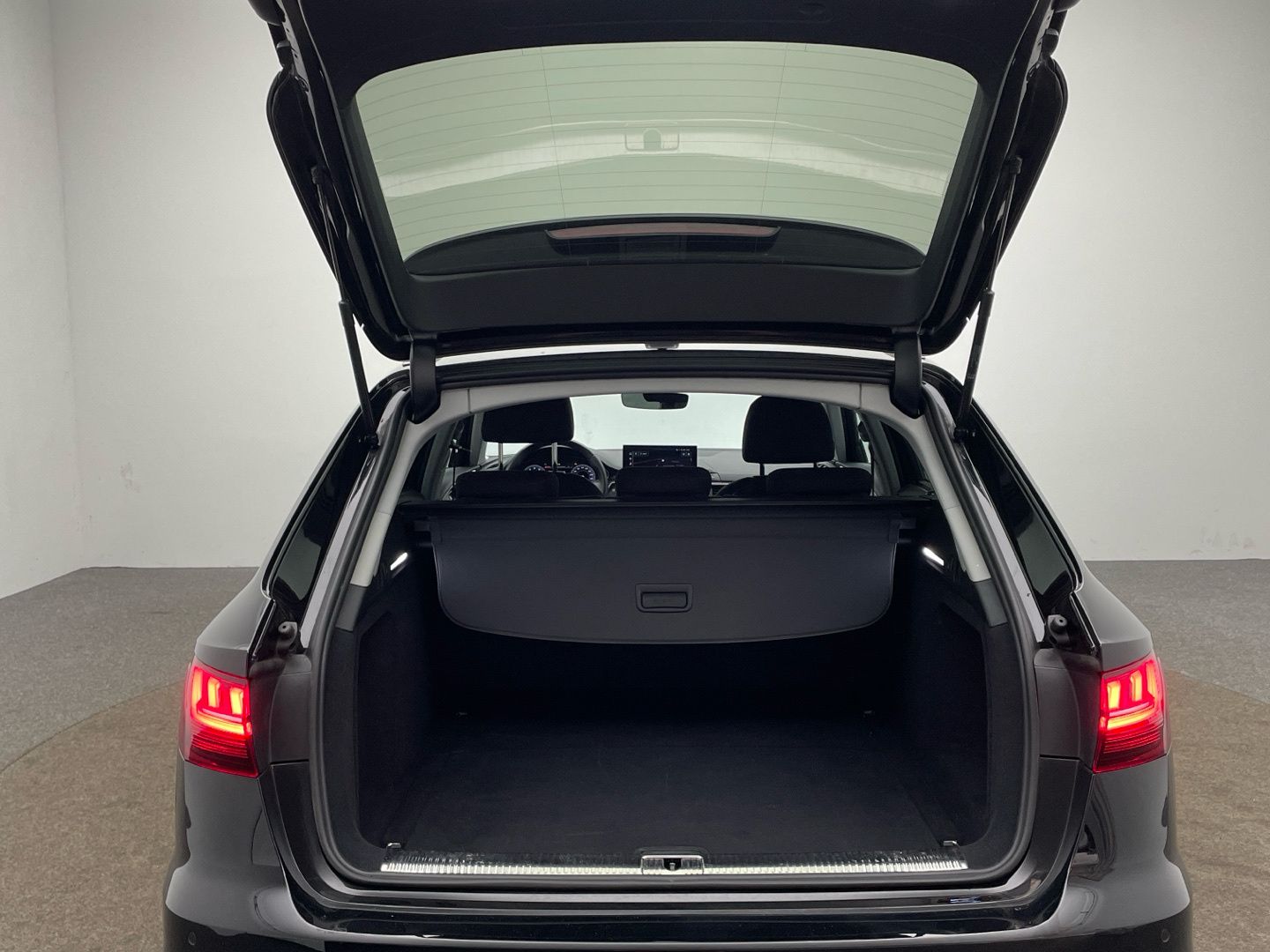 Audi A4 Avant 35 TFSI S line - Samsaru's Car Outlet