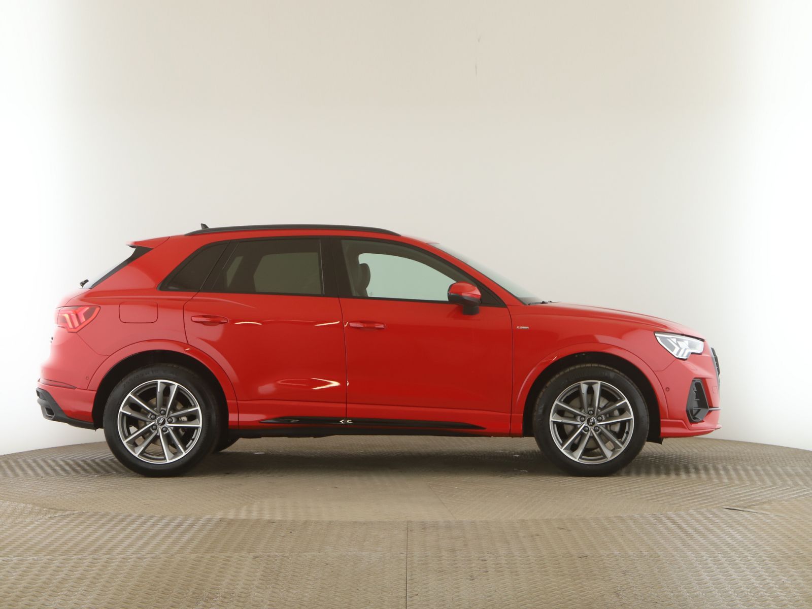 Audi Q3 40 TDI quattro S line M - Samsaru's Car Outlet