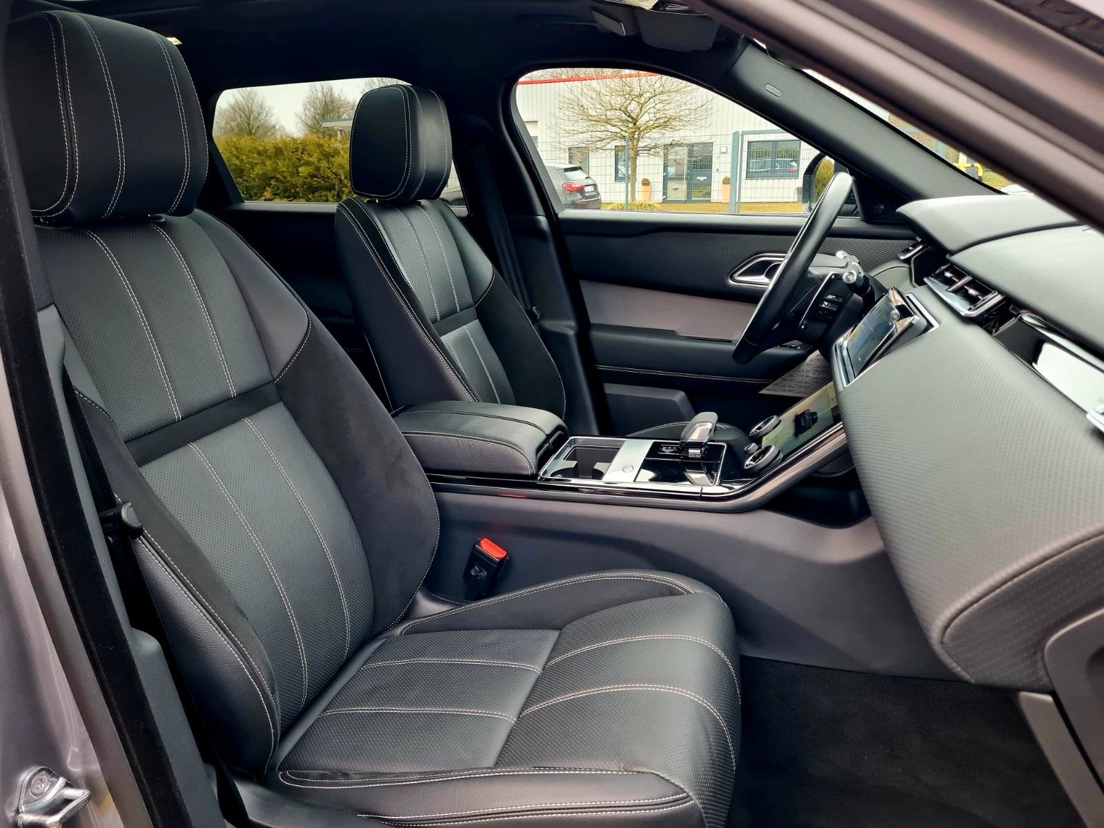Range Rover Velar D300 R-Dynamic SE - Samsaru's Car Outlet