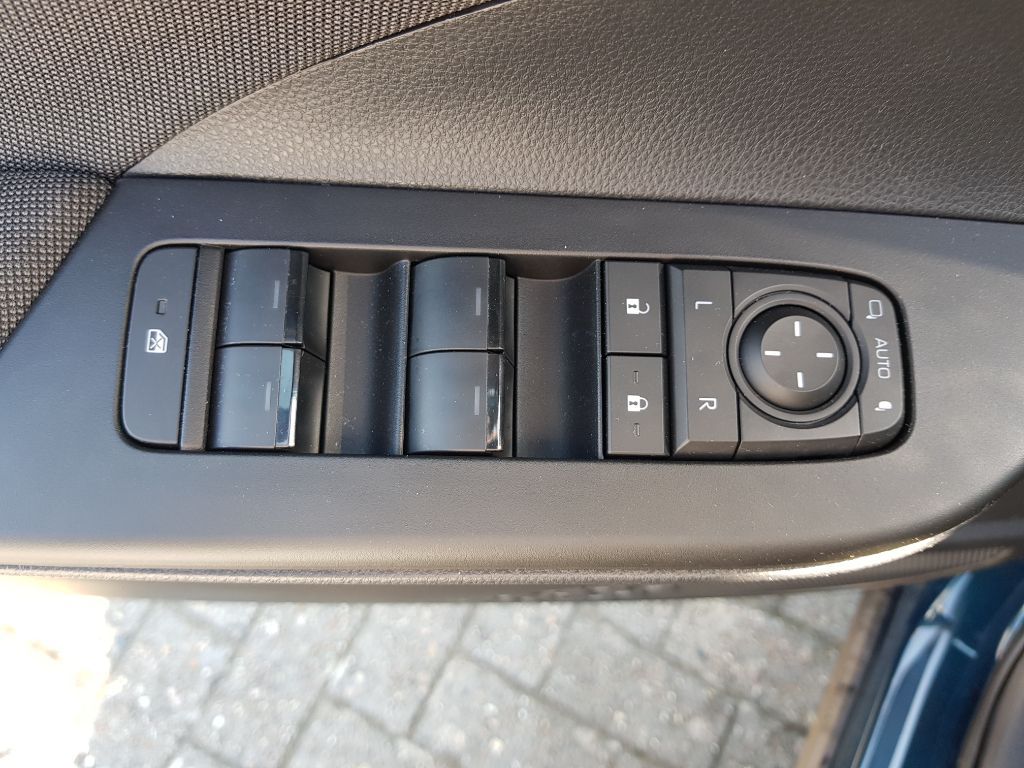 Toyota C-HR 1.8 Hybrid - Samsaru's Car Outlet