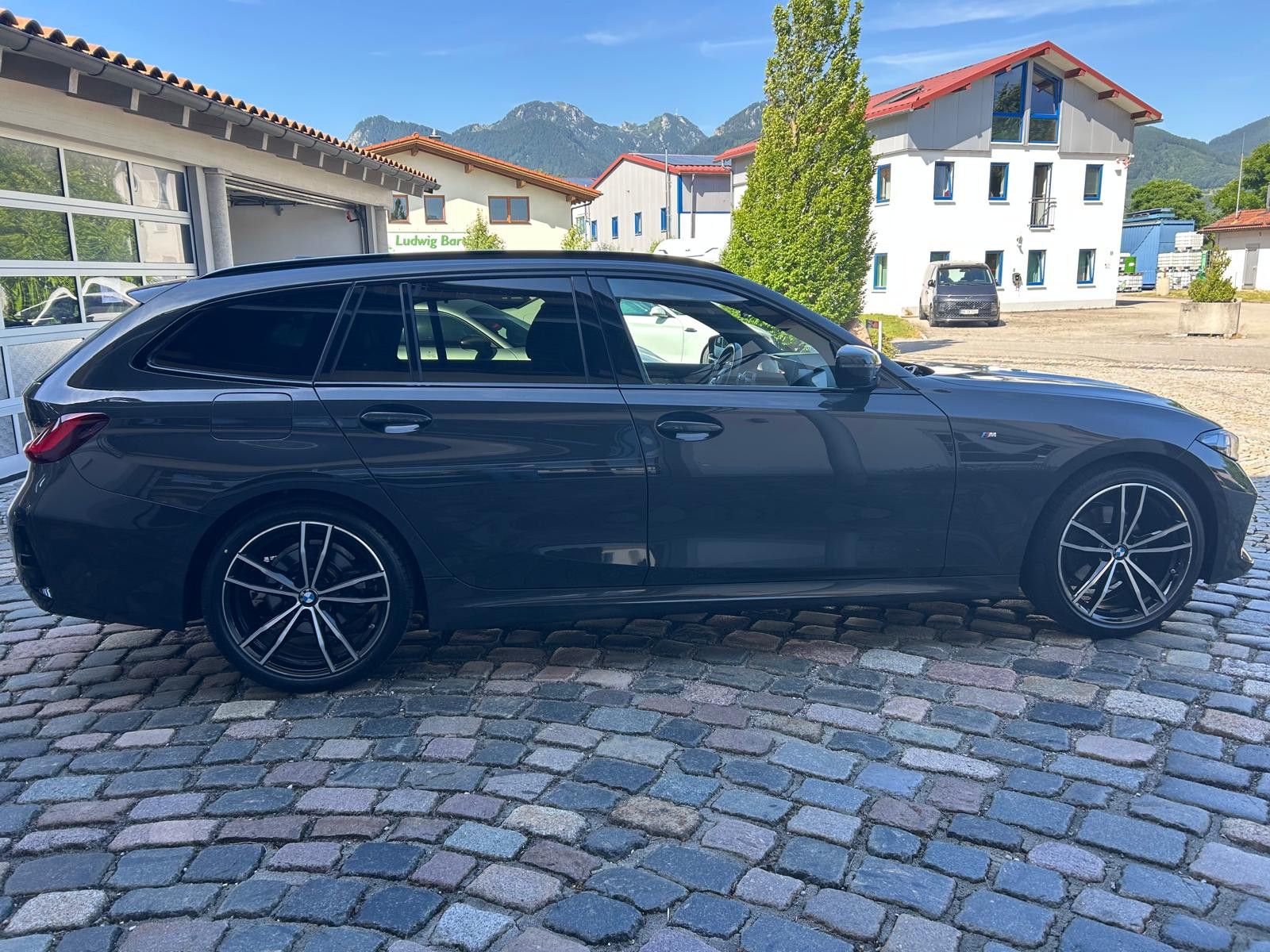 BMW 320 d xDrive M-Sport - Samsaru's Car Outlet