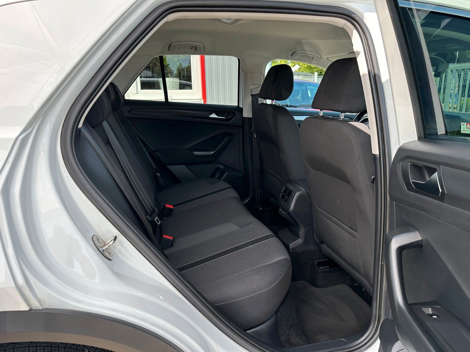 Volkswagen T-Roc Life - Samsaru's Car Outlet