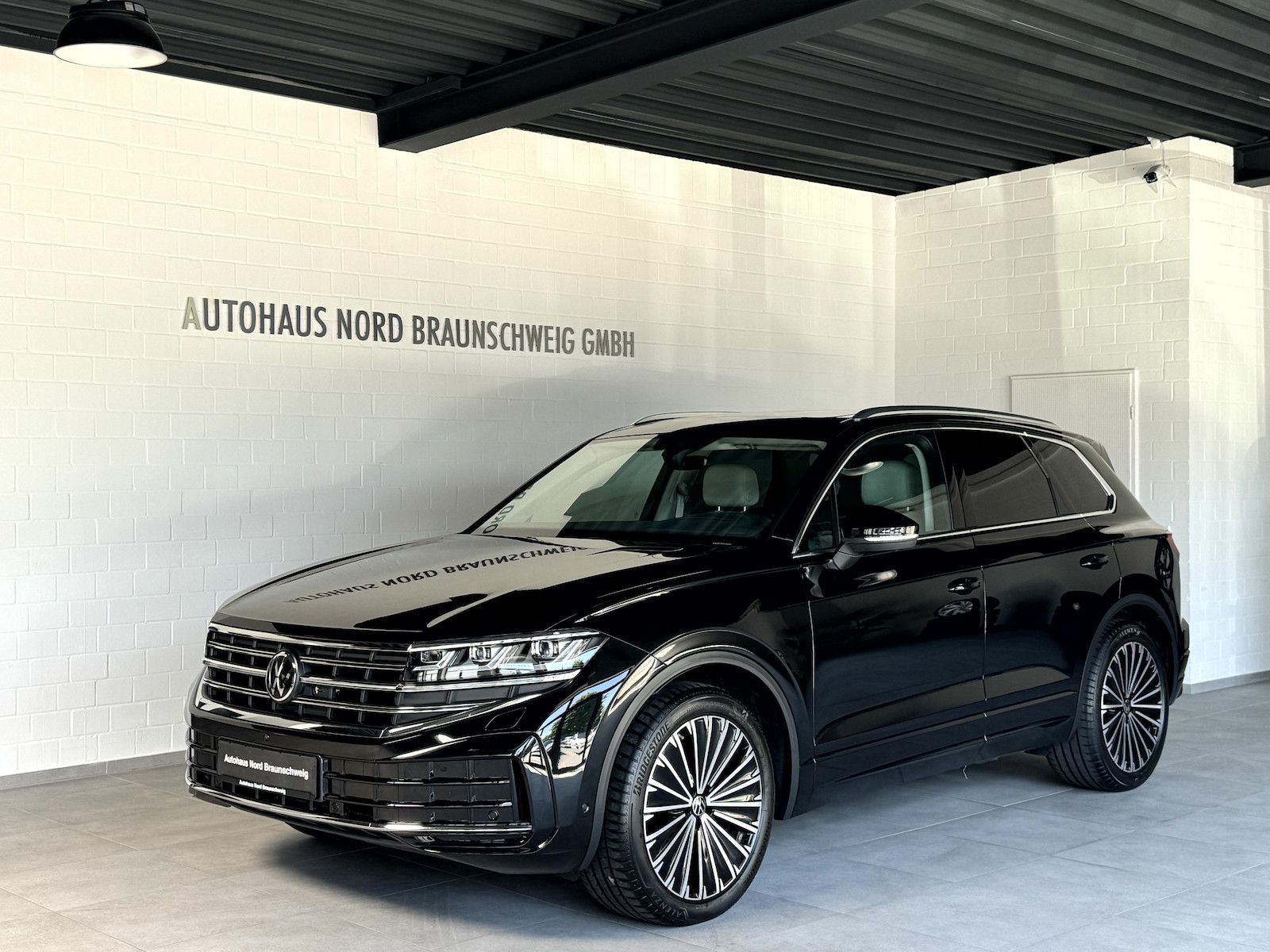 Volkswagen Touareg 3.0 TDI Elegance 4Motion - Samsaru's Car Outlet