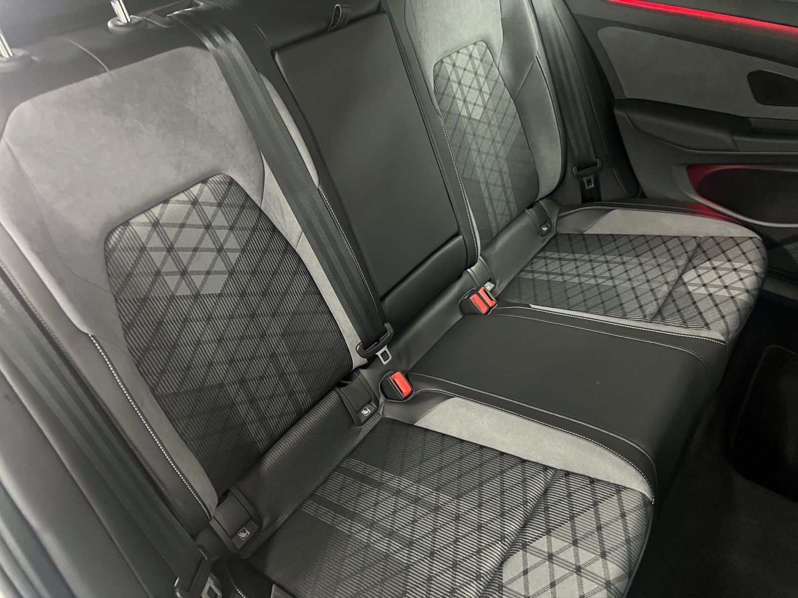 Volkswagen Golf VIII Variant 2.0 TSI 4M R-Line AHK Pano LM