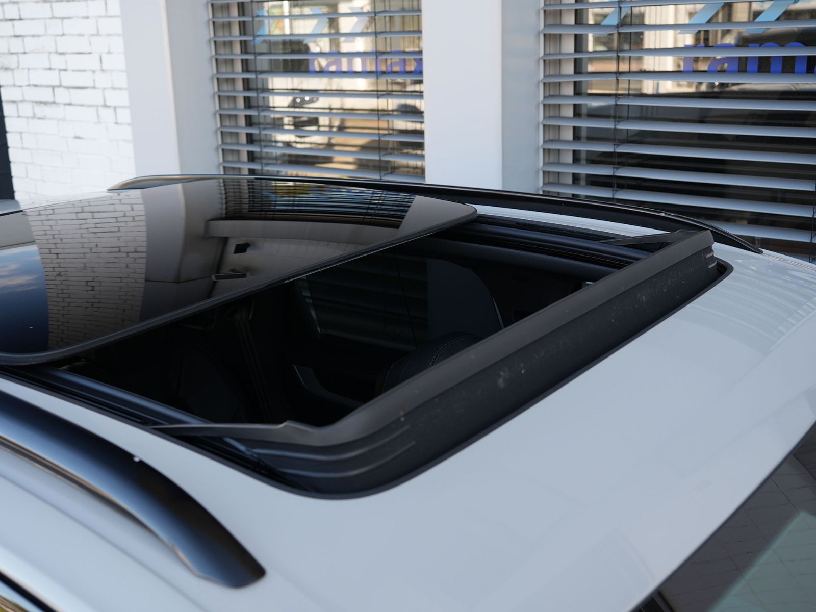 Porsche E-Hybrid INNODRIVE-LUFTF.-PANO-AHK-MASSAGE-VOLL