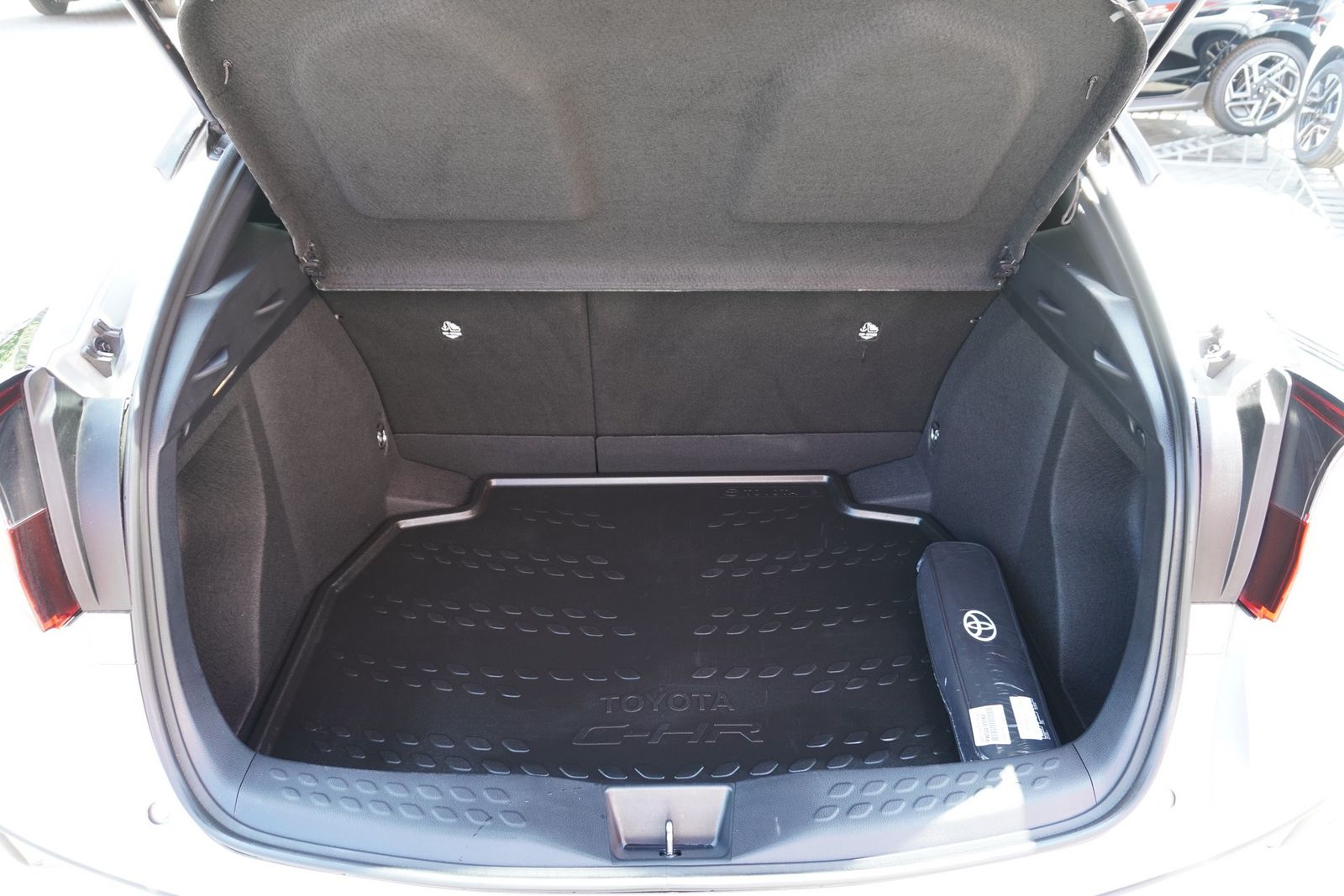Toyota C-HR 1.8 Hybrid - Samsaru's Car Outlet