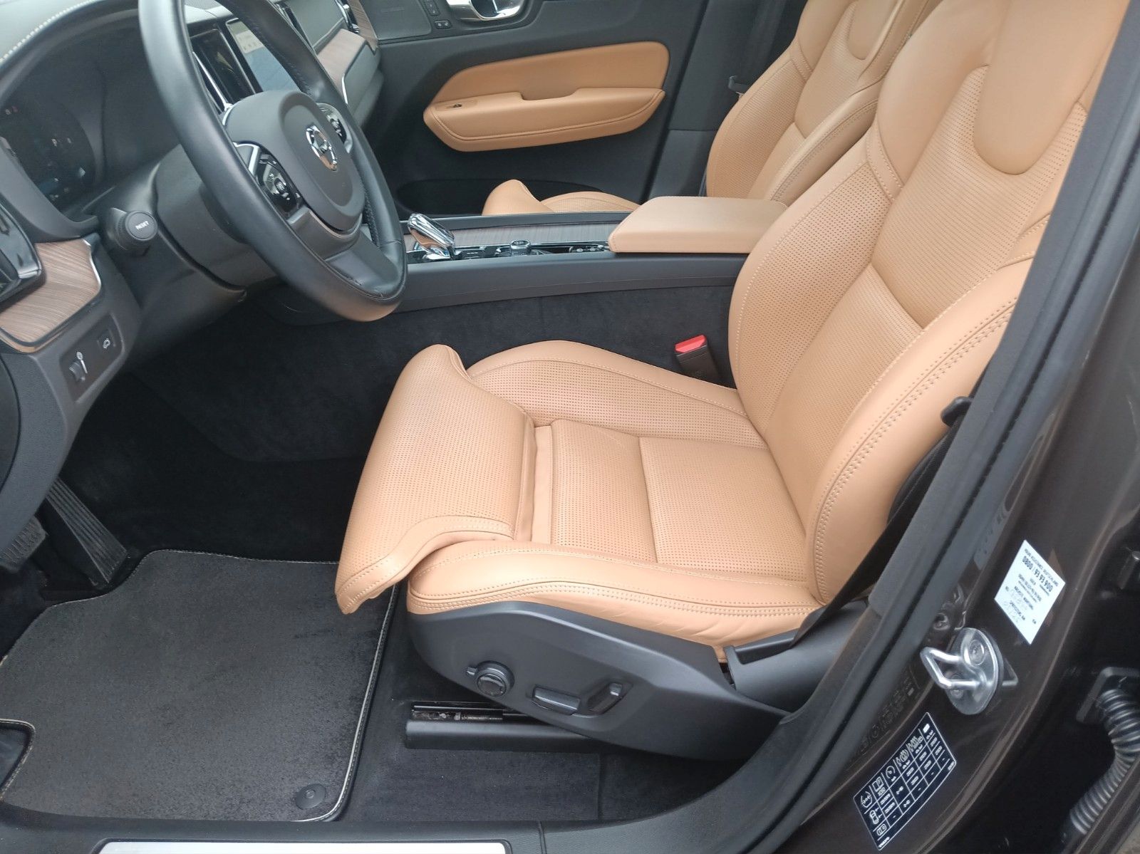 Volvo XC60 B5 AWD Inscription - Samsaru's Car Outlet