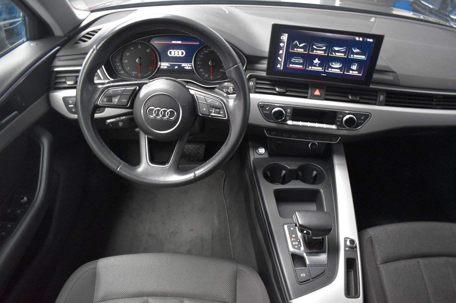 Audi A4 Avant 40 TFSI advanced - Samsaru's Car Outlet