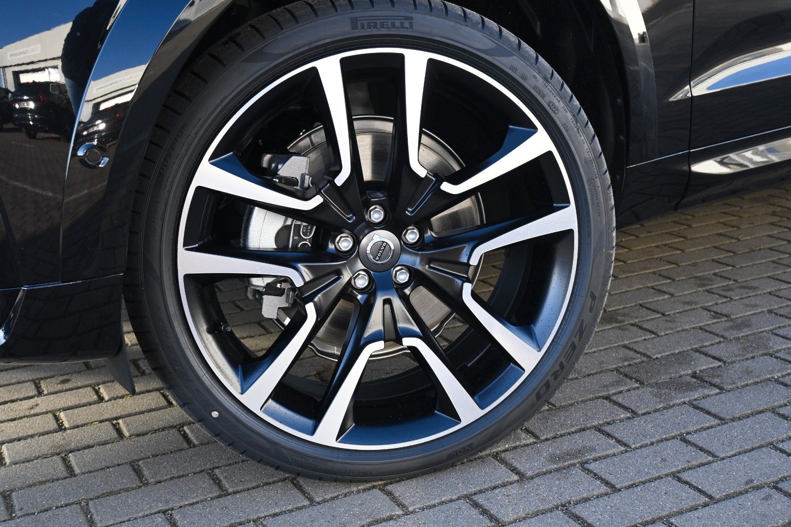 Volvo XC60 B5 AWD Ultra Dark*LUFT*360°*ACC*AHK