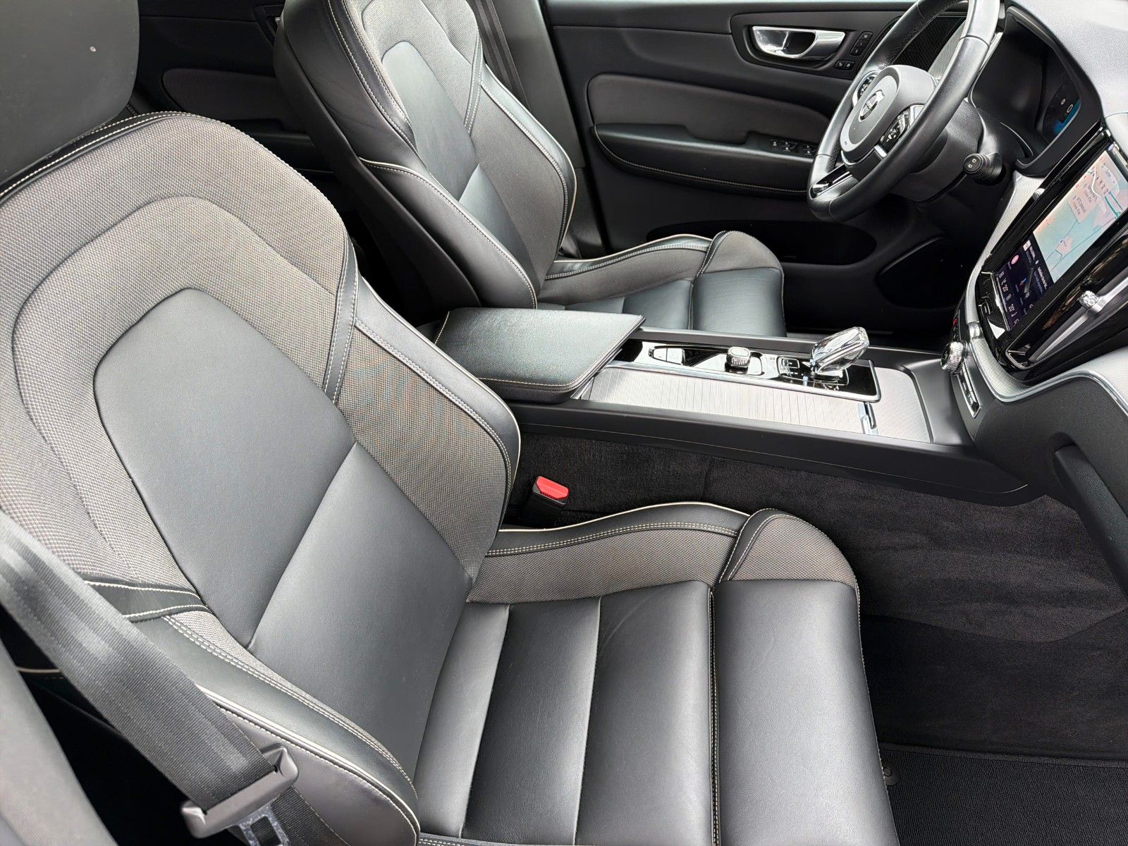 Volvo XC60 R Design Recharge Plug-In Hybrid AWD