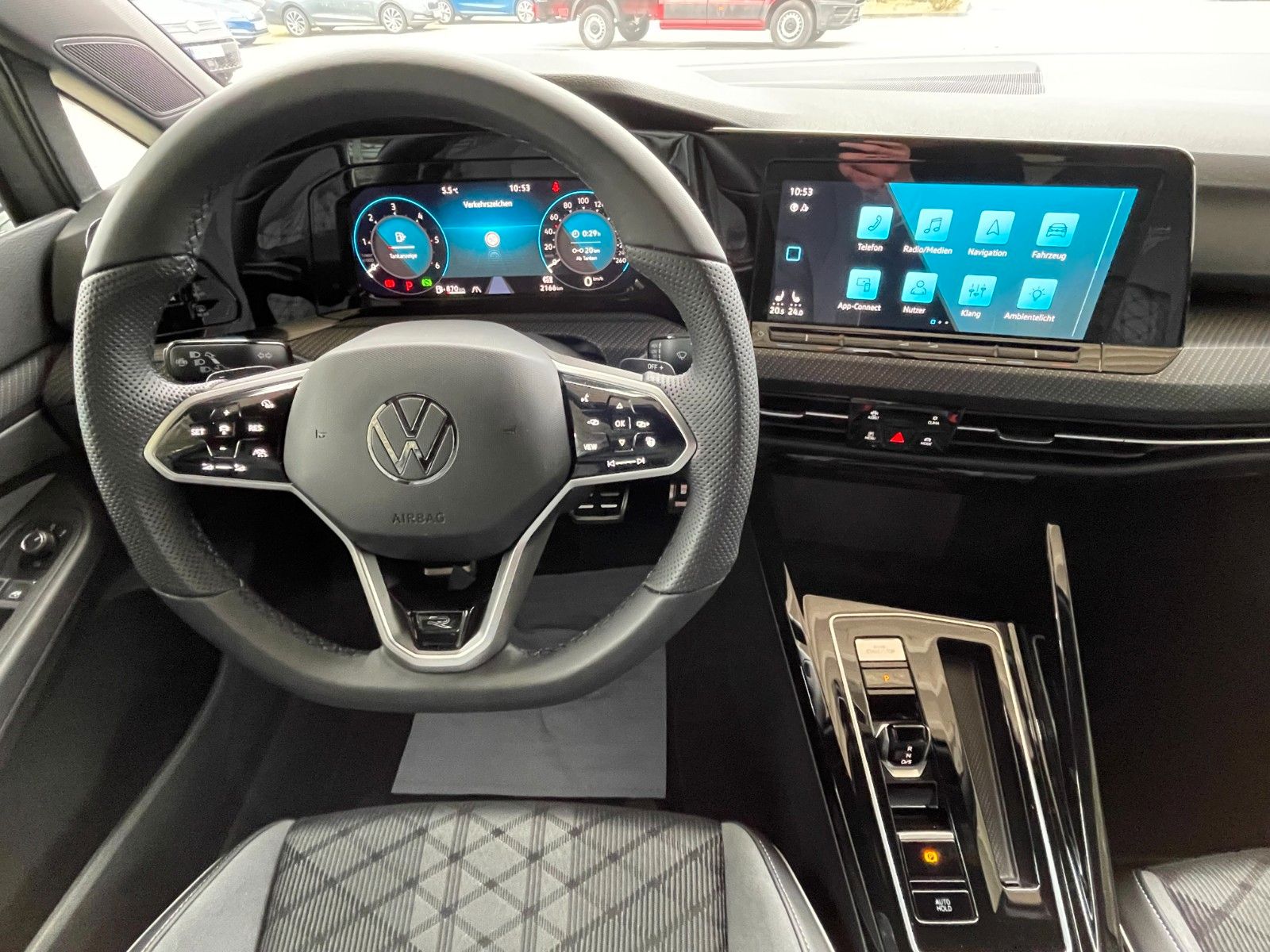 Volkswagen Golf VIII R-Line 2.0 TDI DSG - Samsaru's Car Outlet