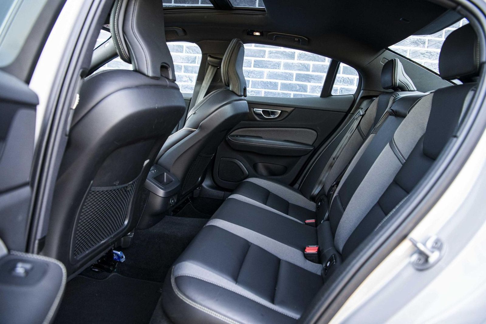Volvo S60 2.0 B4 Plus Dark | Panoramisch schuif/kantel