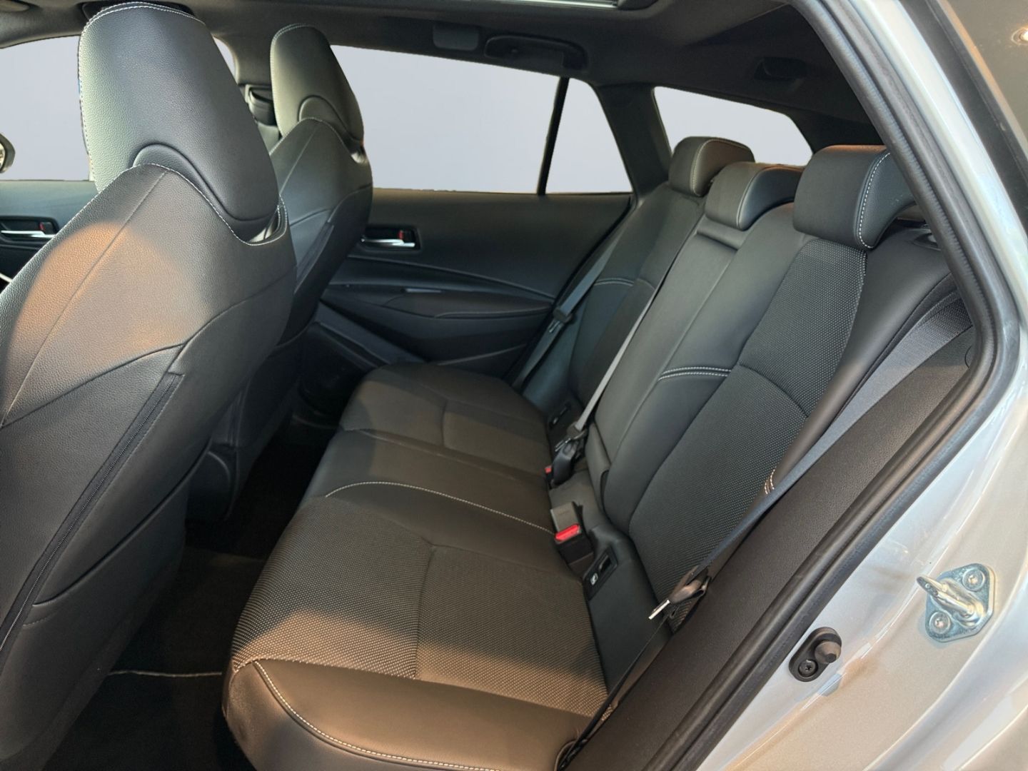 Toyota Corolla 2.0 Hybrid TS Lounge - Samsaru's Car Outlet