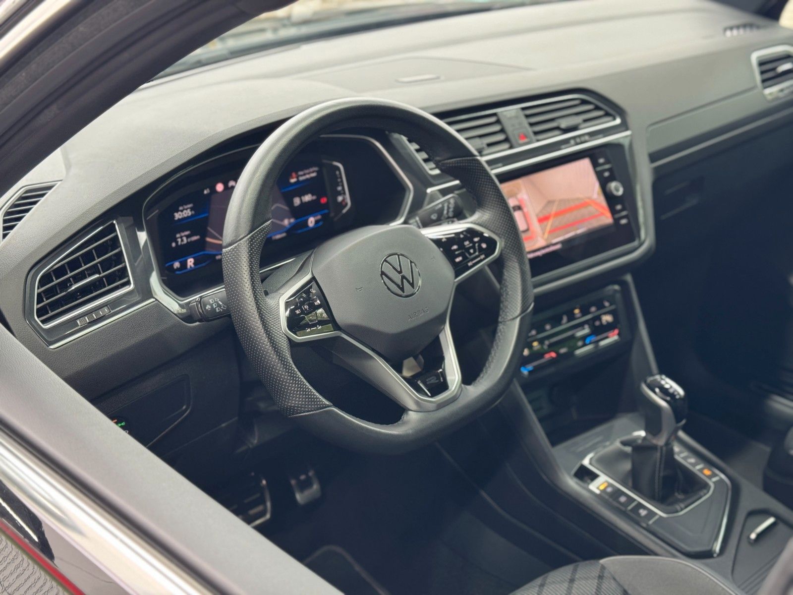 Volkswagen Tiguan R-Line DSG - Samsaru's Car Outlet