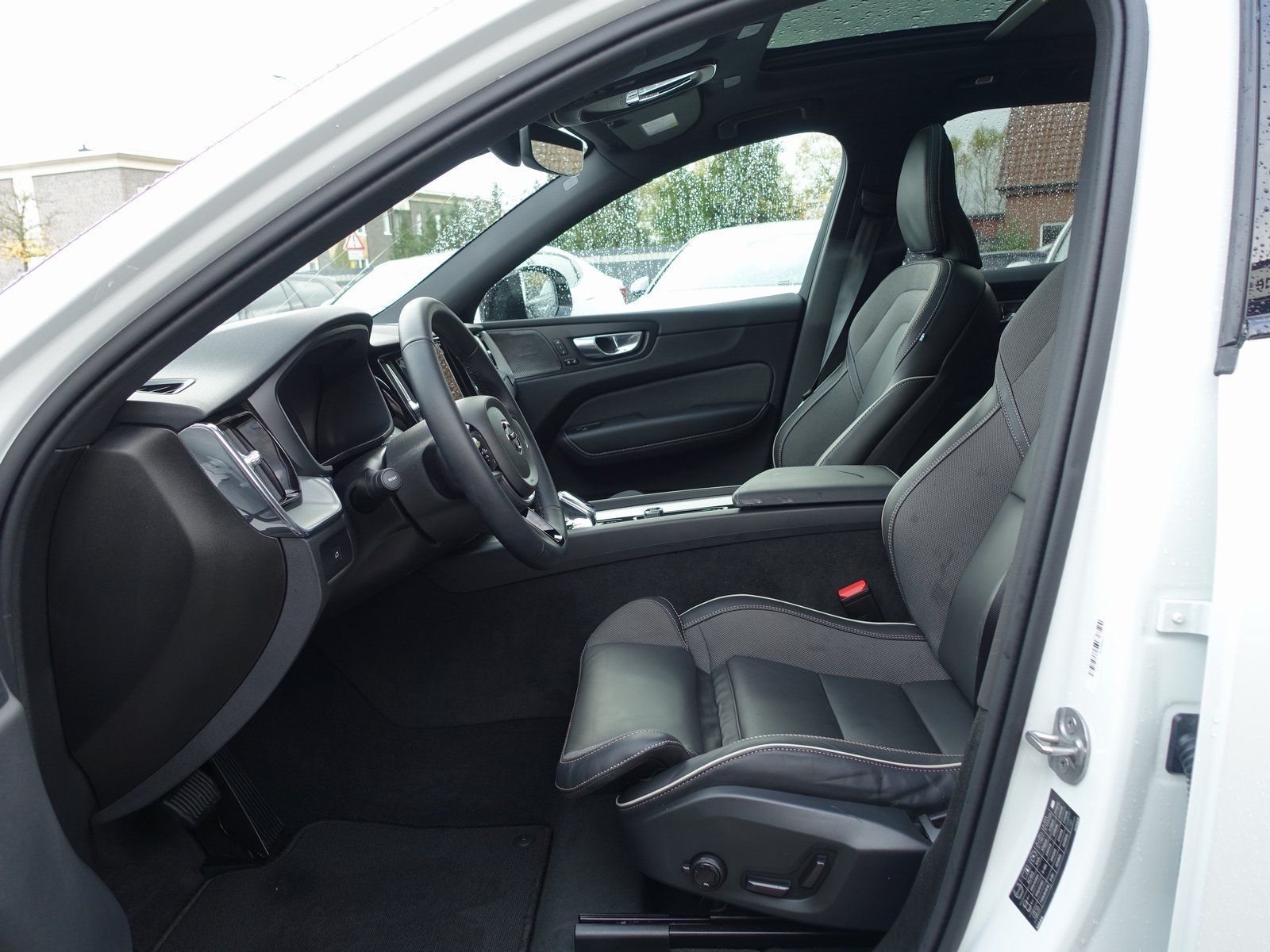 Volvo XC60 Plus B5 AWD/Four-C/AHK/HeadUp/360°Cam/Pano