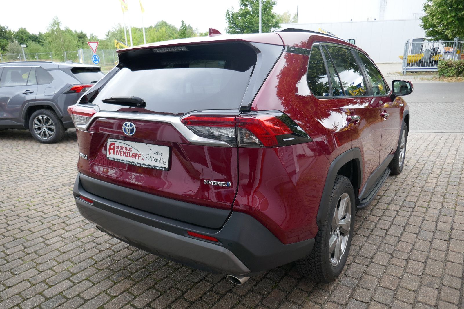 Toyota RAV 4 Hybrid Lounge Allrad - Samsaru's Car Outlet