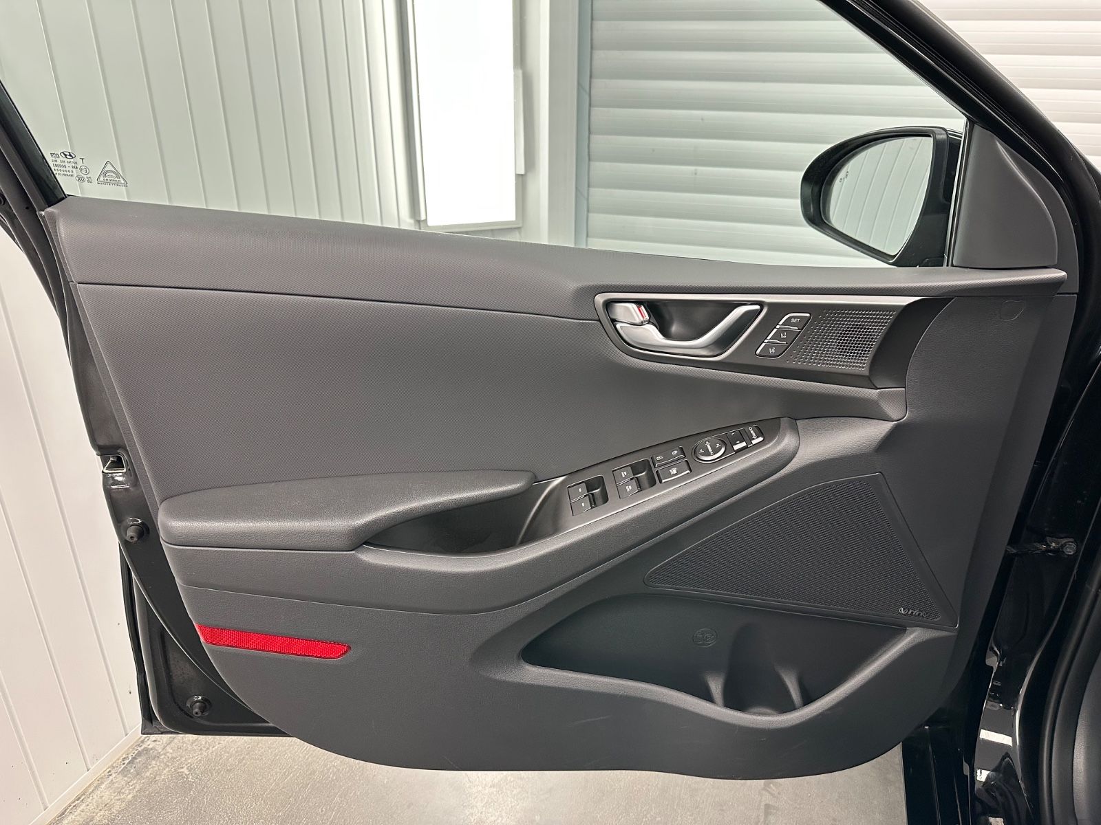 Hyundai IONIQ Prime Plug-In Hybrid - Samsaru's Car Outlet