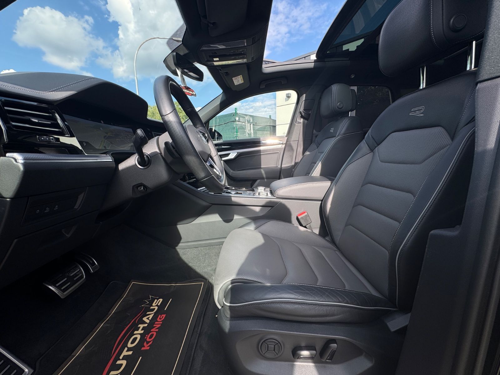 Volkswagen Touareg R-Line 4M Black - Samsaru's Car Outlet