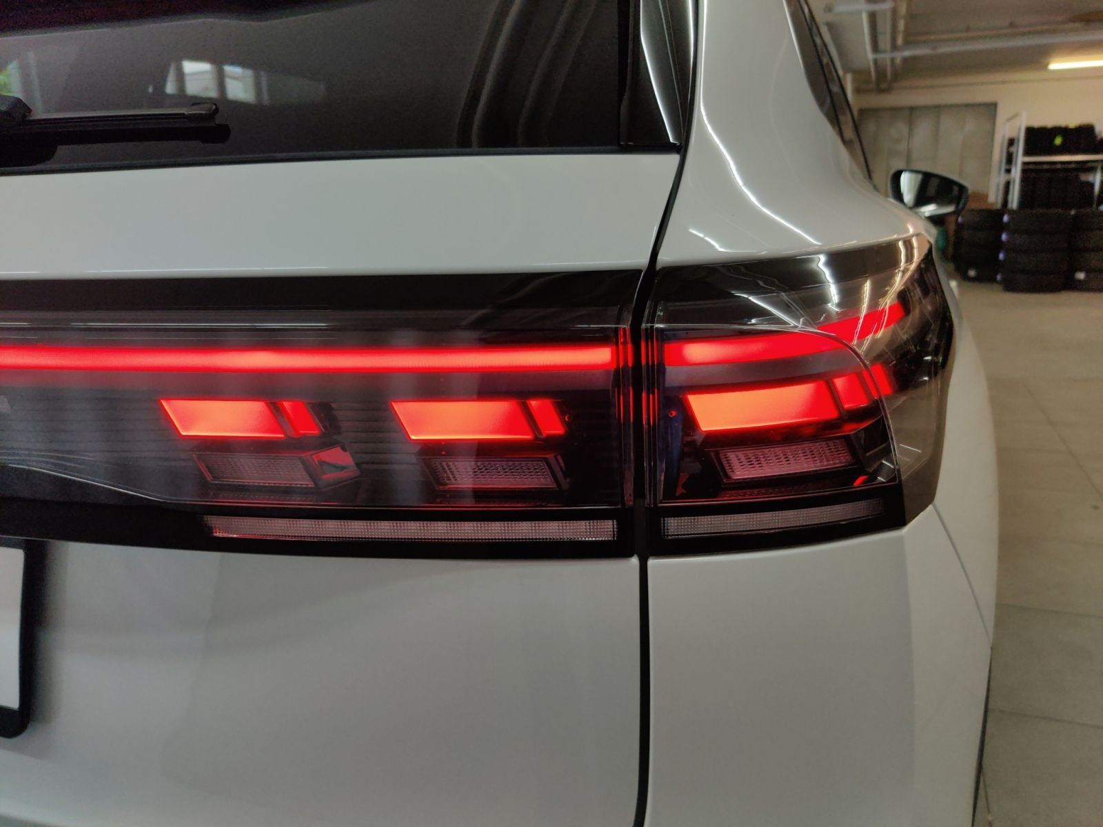 Volkswagen Tiguan Elegance 1.5 eHybrid AHK/HD-Matrix/"Dark"