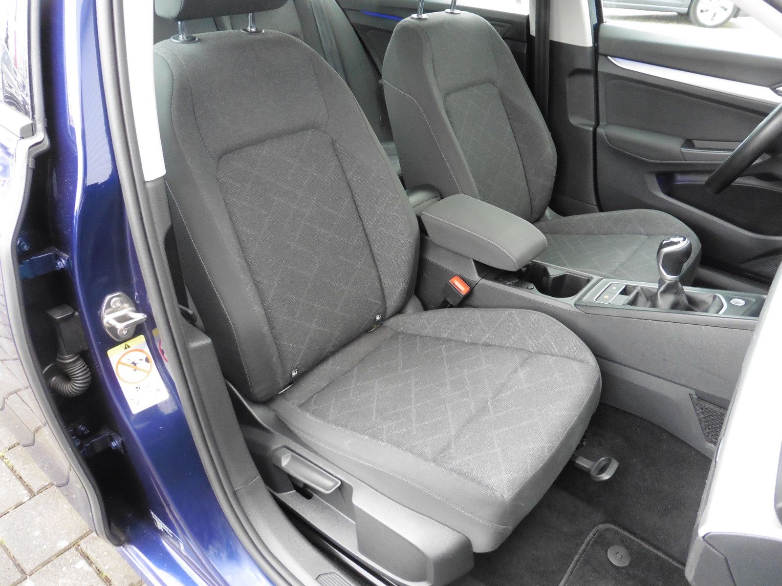 Volkswagen Golf 2.0 TDI LIFE - Samsaru's Car Outlet