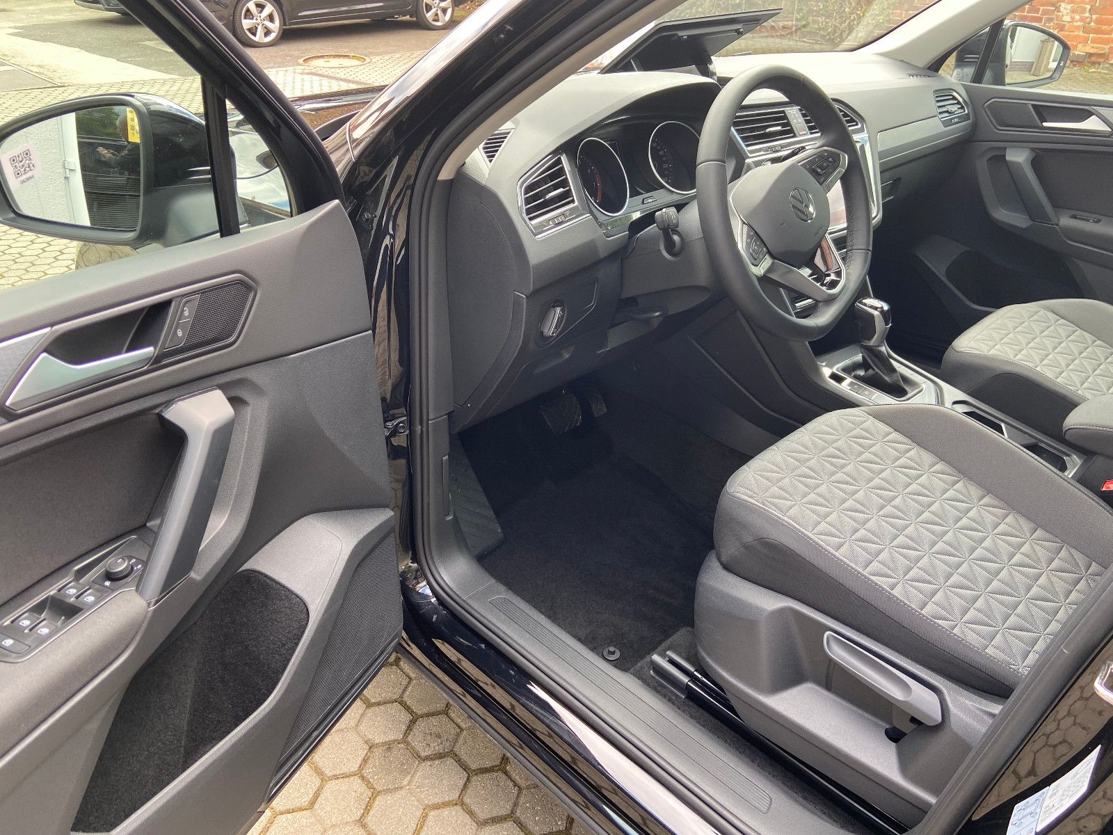 Volkswagen Tiguan Life - Samsaru's Car Outlet