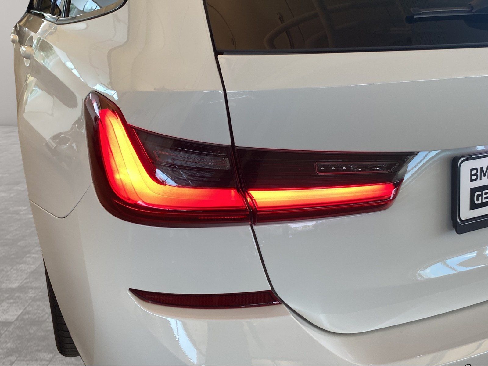 BMW 330e Touring M Sport - Samsaru's Car Outlet