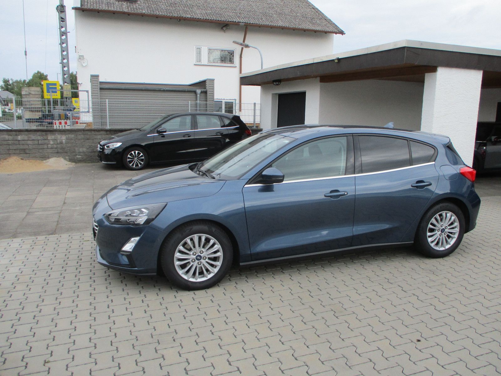 Ford Focus 2,0 - Samsaru's Car Outlet