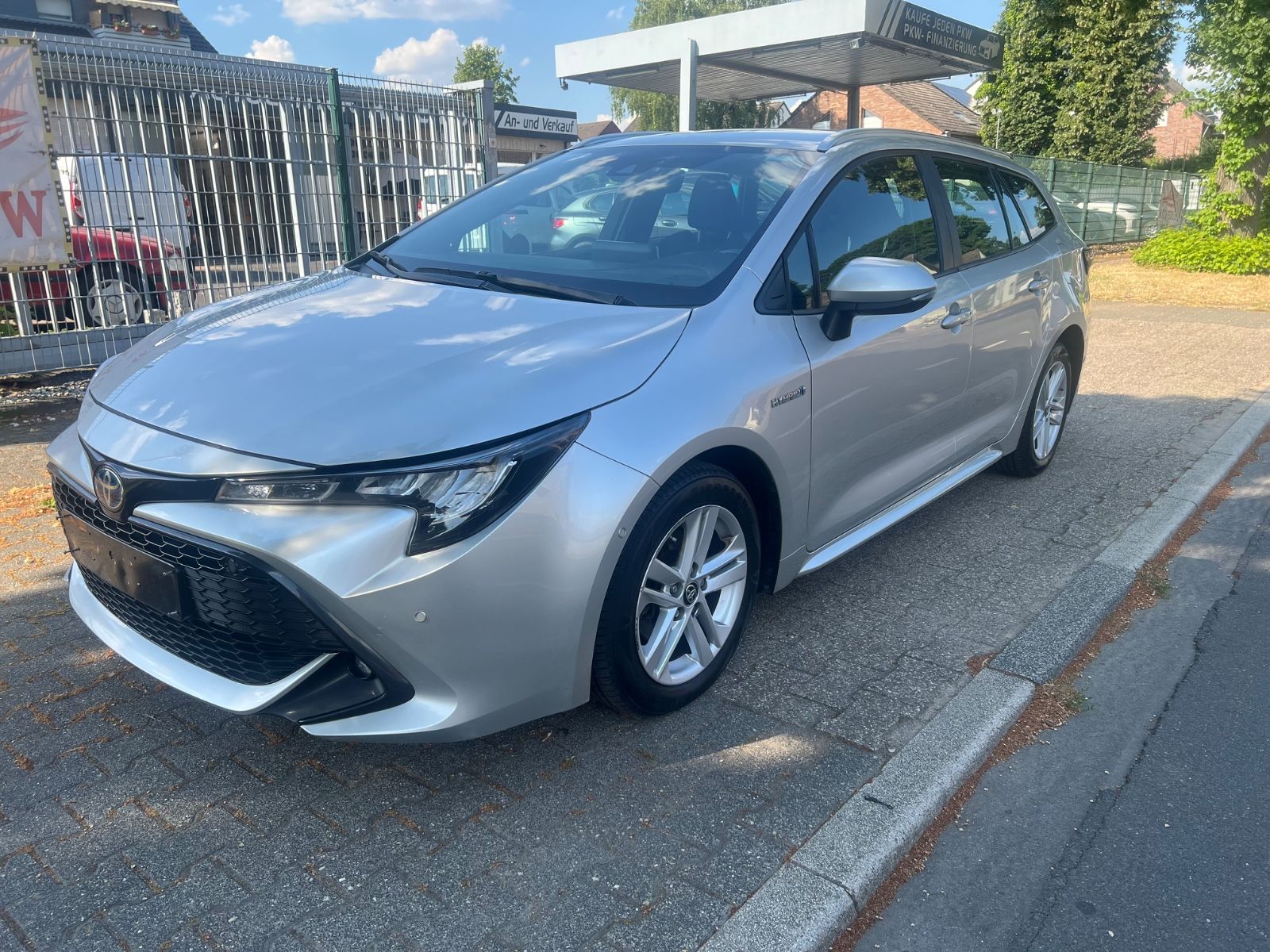 Toyota Corolla Touring Sports Hybrid Dynamic - Samsaru's Car Outlet