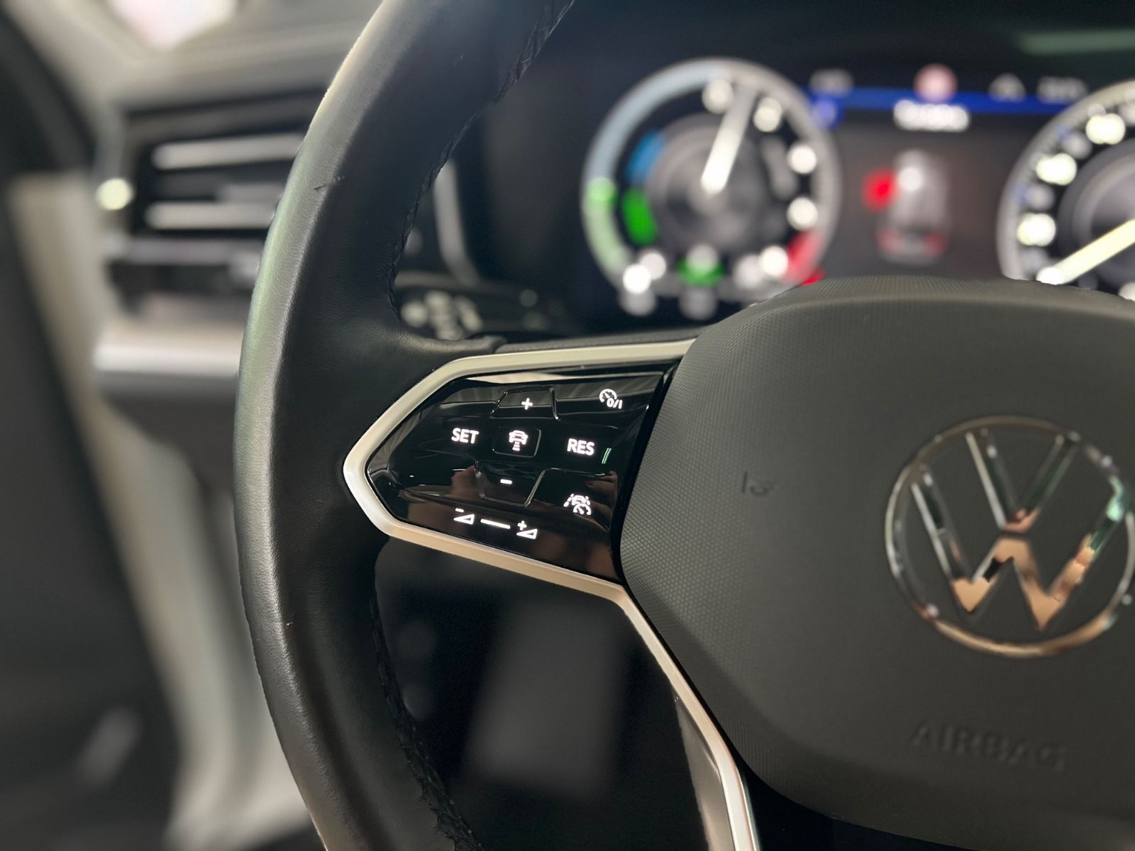 Volkswagen Touareg 3.0 TSI Elegance 4Motion eHybrid - Samsaru's Car Outlet