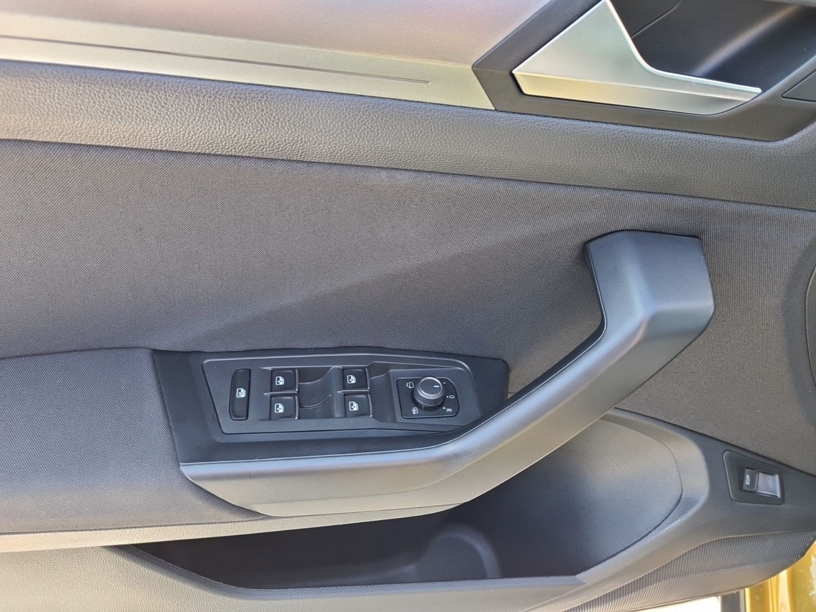 Volkswagen T-Roc 1.5 TSI Active - Samsaru's Car Outlet