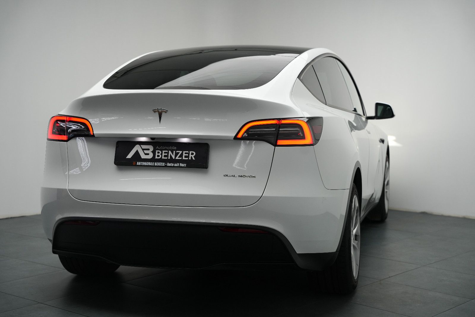 Tesla Model Y Long Range Dual*PanoramaGlasdach*Subwoof