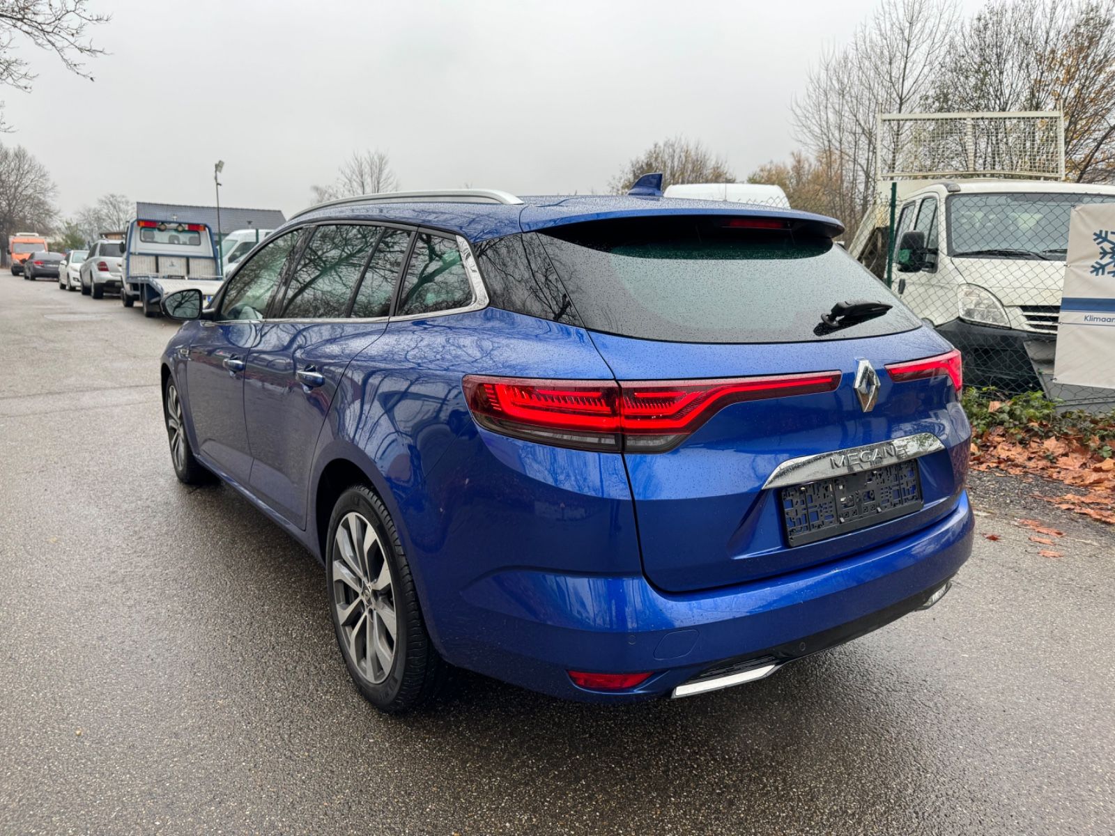 Renault Megane TCe 140 Intens Grandtour - Samsaru's Car Outlet