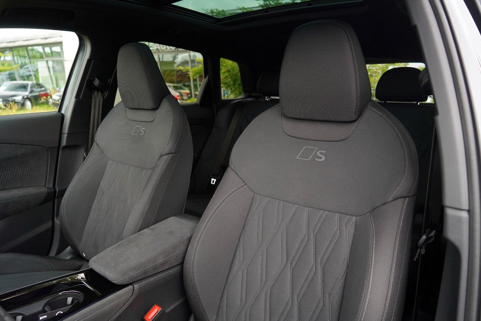 Audi Q3 SUV e-hybrid AHK S-LINE PANO TECH PRO MATRIX