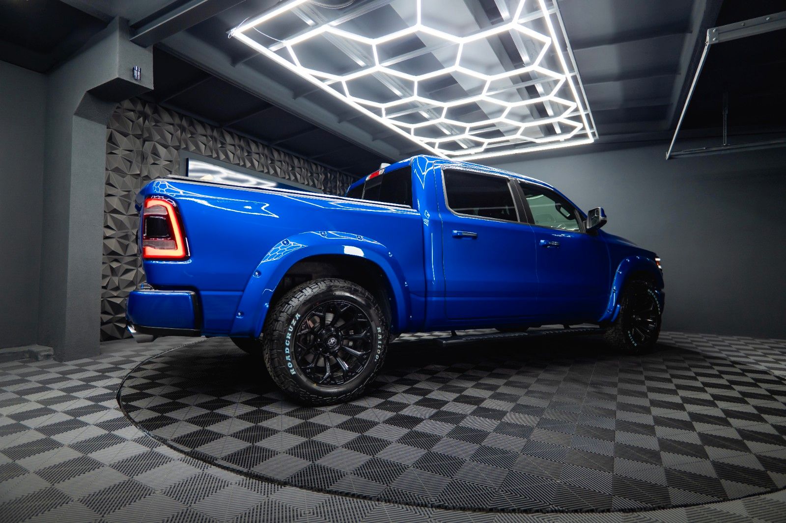 Dodge RAM 5.7 V8 HEMI 4x4 OFFROAD Night Limited 19%