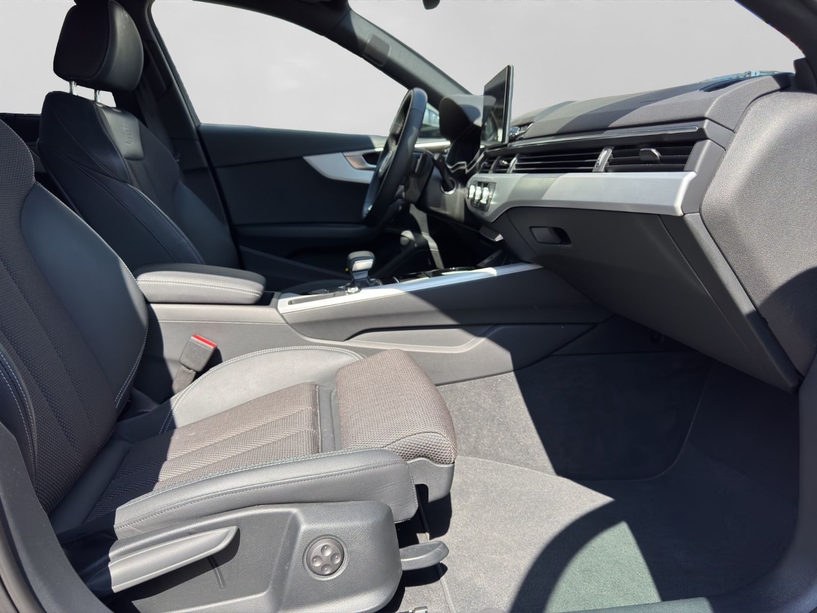Audi A4 Avant 40TDI Advanced S-Line - Samsaru's Car Outlet