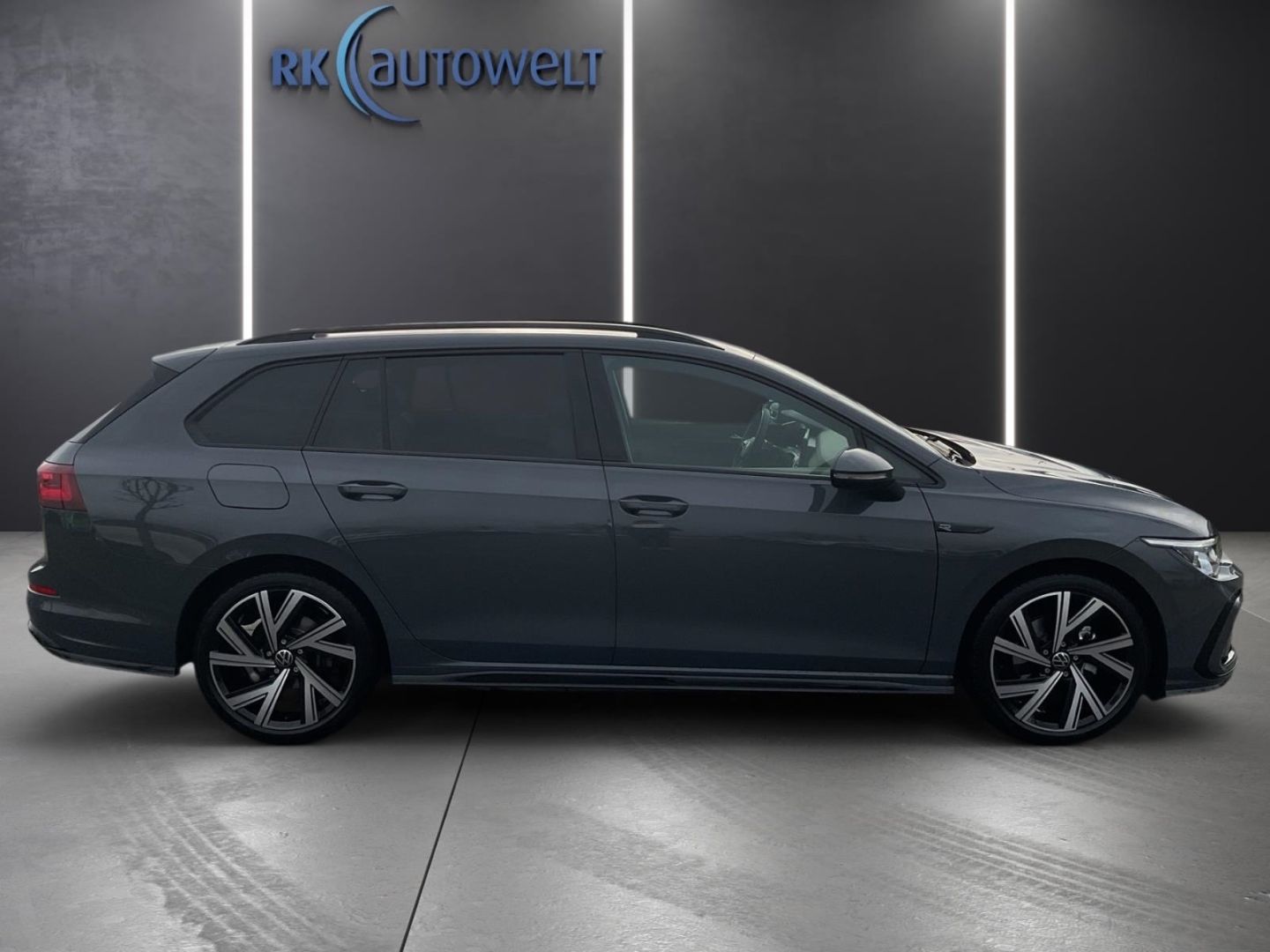 Volkswagen Golf Variant 8 VIII R-Line 1.5 eTSI - Samsaru's Car Outlet