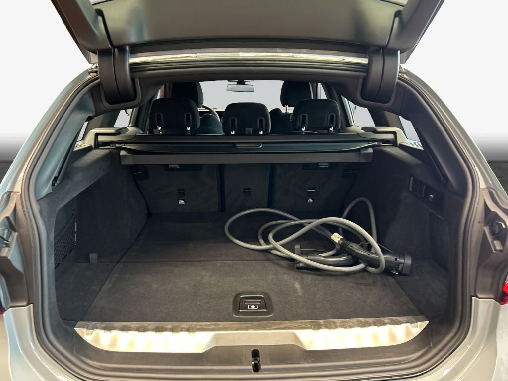 BMW 330e Touring xDrive Aut. M-Paket LED Pano AHK H&