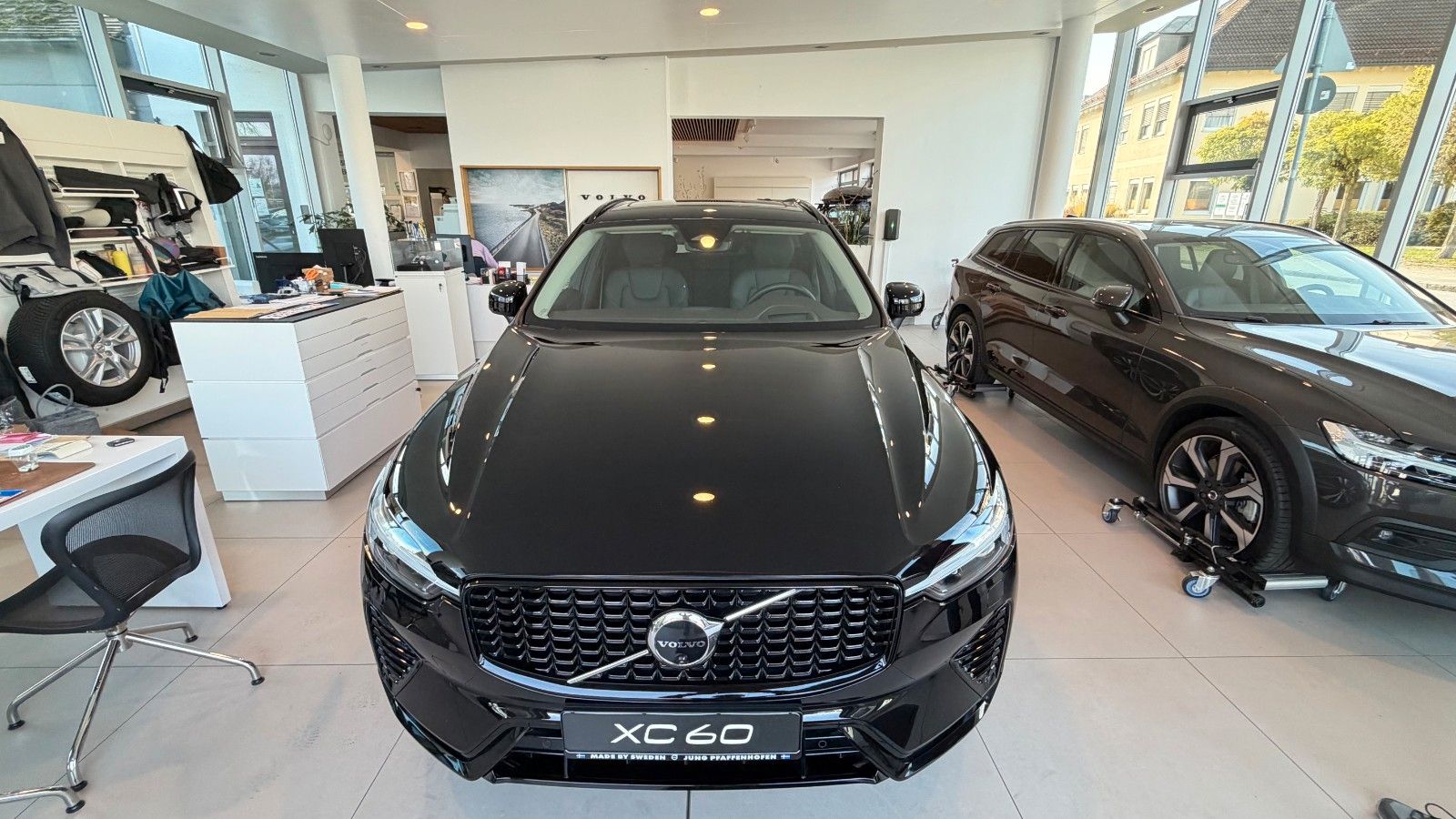 Volvo XC60 B5 Benzin Ultra Dark AWD/AHK/Luftfahrw./+++