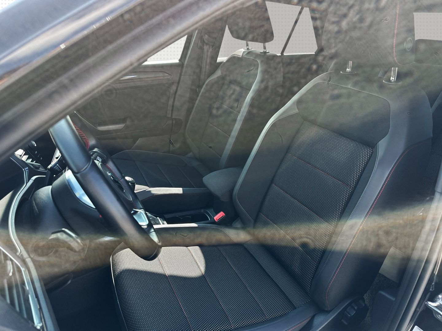 Volkswagen T-Roc 1.5 TSI Sport - Samsaru's Car Outlet