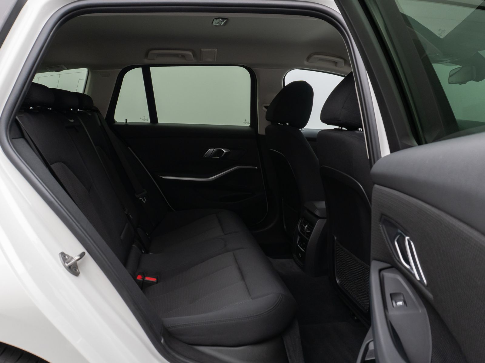 BMW 330e - Samsaru's Car Outlet
