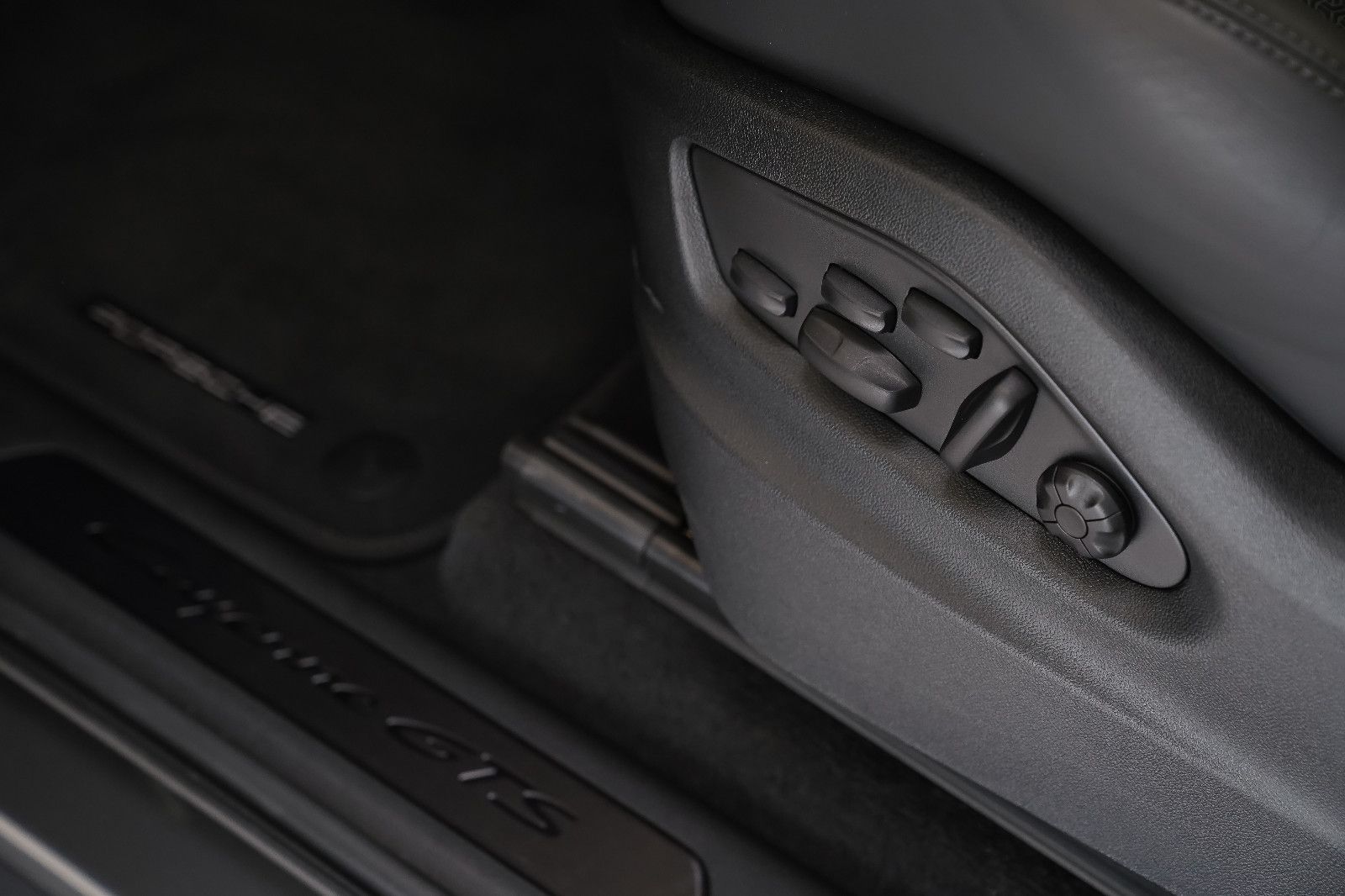 Porsche Cayenne GTS Hinterachslenkung 360 Pano AHK ACC