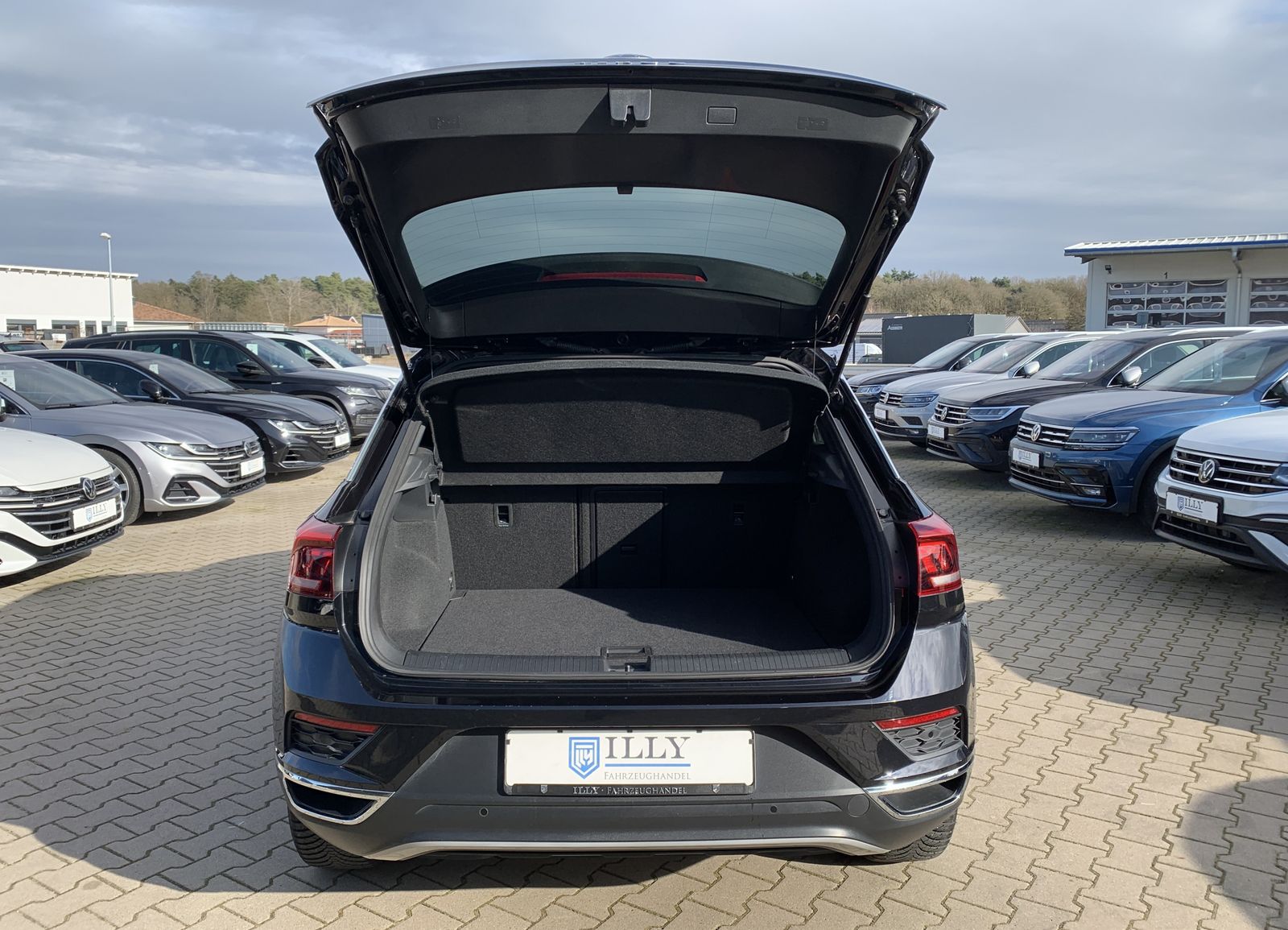 Volkswagen T-Roc 1.5 TSI Sport - Samsaru's Car Outlet