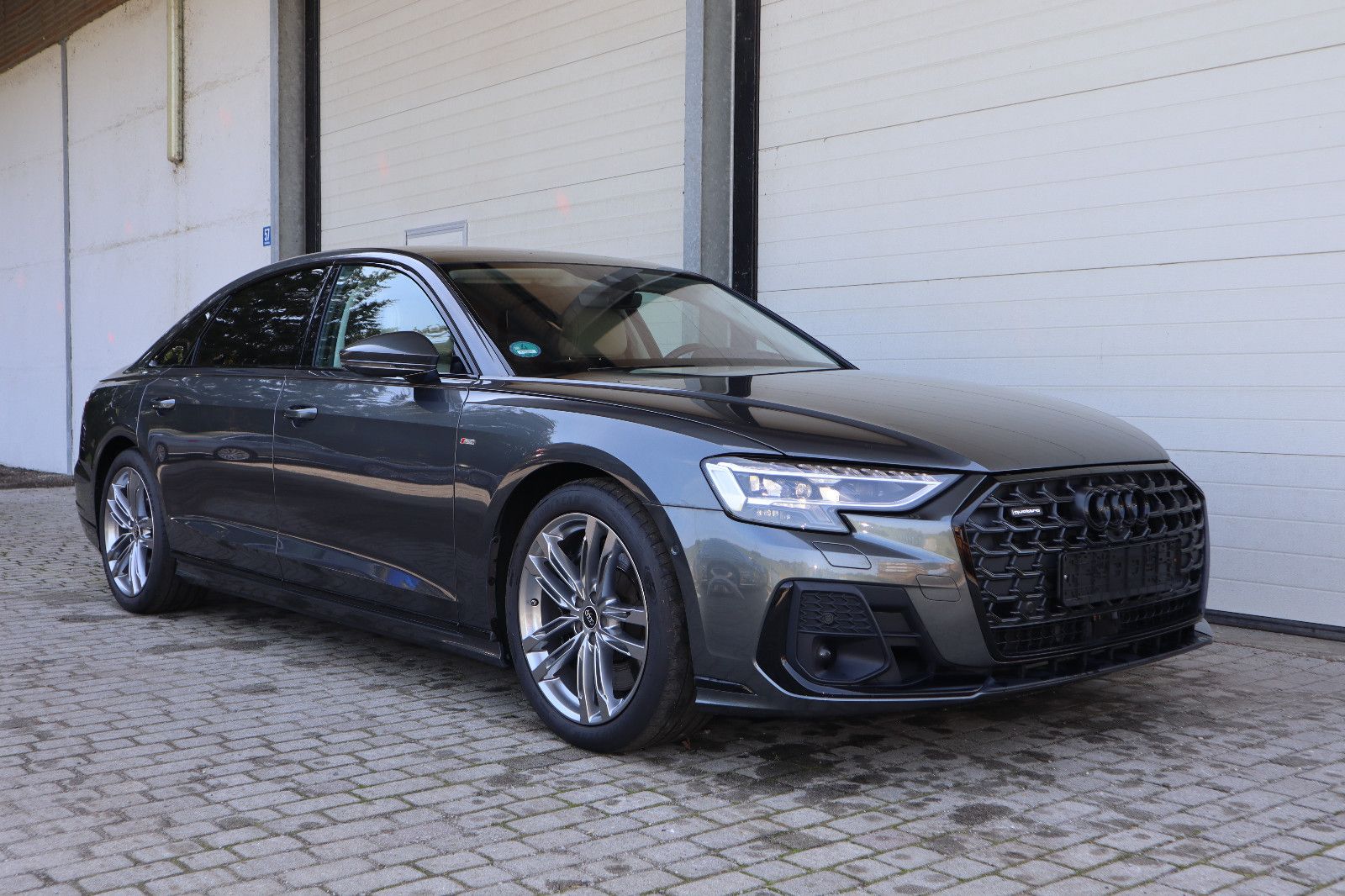 Audi A8L 60 TFSI e lang BLACK - Samsaru's Car Outlet