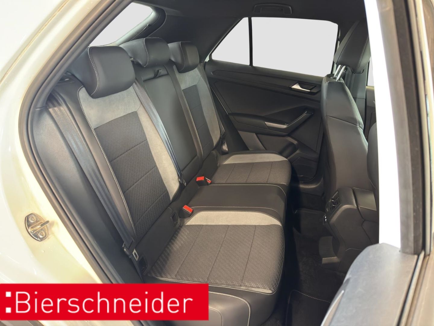 Volkswagen T-Roc 2.0 TSI DSG 4Mo. R - Samsaru's Car Outlet